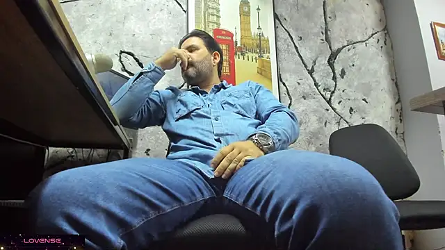 Snapshot of Maxi_TheBigDaddy chatting on 16, 12, 2025 Maxi TheBigDaddy online show from 16, 12, 2025