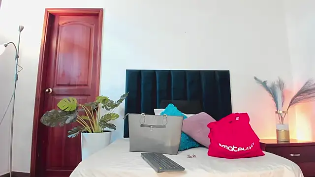 Snapshot of Nina_Cavaali chatting on 15, 10, 2025 Nina Cavaali online show from 15, 10, 2025