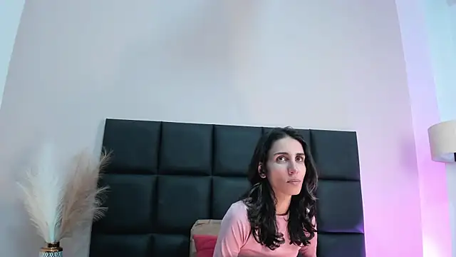 Snapshot of Nina_Cavaali chatting on 12, 11, 2025 Nina Cavaali online show from 12, 11, 2025