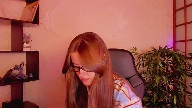 KateCuddle online show from 12, 3, 2025