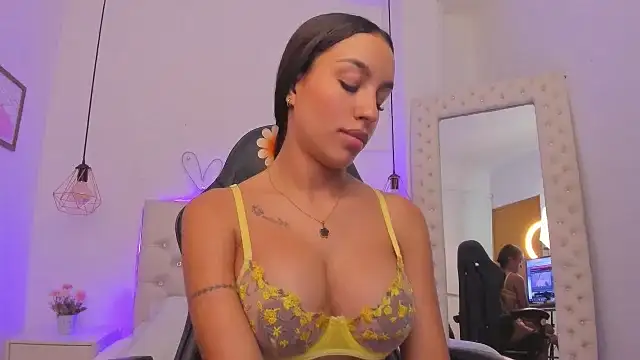 Snapshot of xiomara__cortes chatting on 4, 3, 2025 xiomara cortes online show from 4, 3, 2025