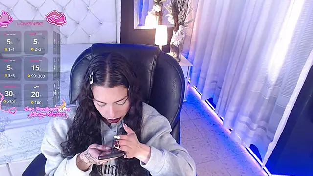 LiaVillalobos online show from 28, 11, 2025