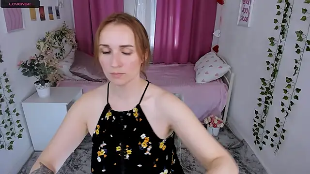 Snapshot of Karinella_x chatting on 7, 5, 2026 Karinella x online show from 7, 5, 2026