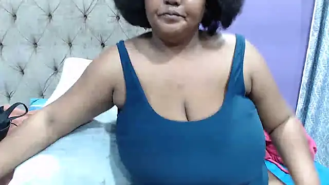 Snapshot of GiantTittts chatting on 9, 9, 2025 GiantTittts online show from 9, 9, 2025