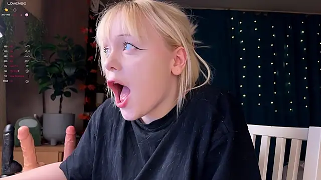 Snapshot of LisaLaas chatting on 22, 11, 2025 LisaLaas online show from 22, 11, 2025