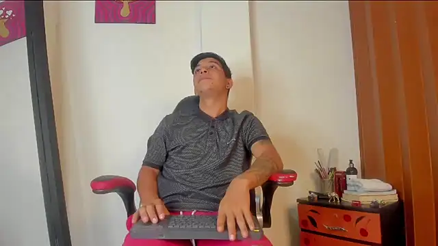 Snapshot of sophieandmarkls chatting on 12, 3, 2025 sophieandmarkls online show from 12, 3, 2025