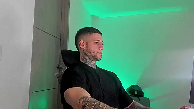 Snapshot of _jamesleandros1 chatting on 1, 6, 2026 jamesleandros1 online show from 1, 6, 2026