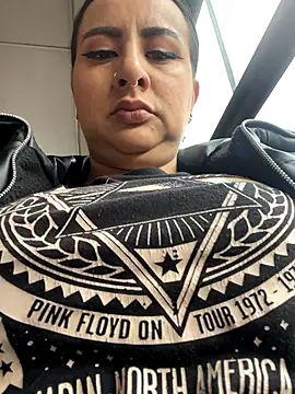 Abril Luv online show from 7, 10, 2025