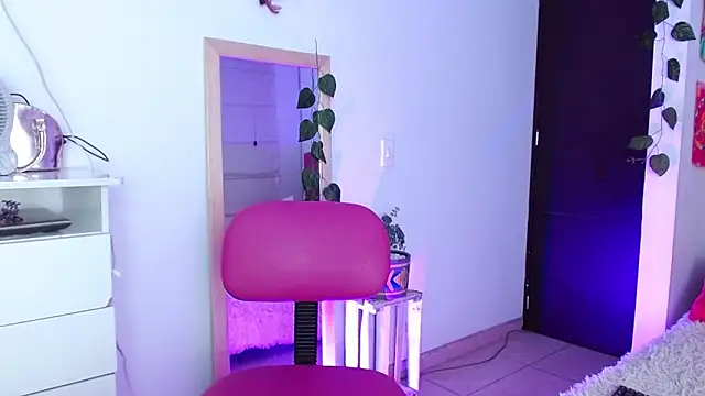 Snapshot of alisseallie chatting on 4, 12, 2024 alisseallie online show from 4, 12, 2024