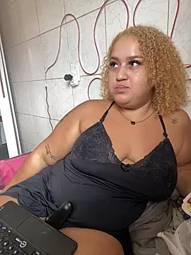 Snapshot of MinaBoss chatting on 4, 2, 2025 MinaBoss online show from 4, 2, 2025