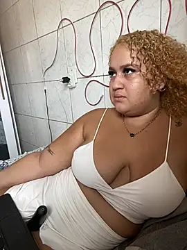 Snapshot of MinaBoss chatting on 5, 2, 2025 MinaBoss online show from 5, 2, 2025