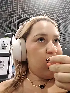 Snapshot of MinaBoss chatting on 12, 9, 2025 MinaBoss online show from 12, 9, 2025