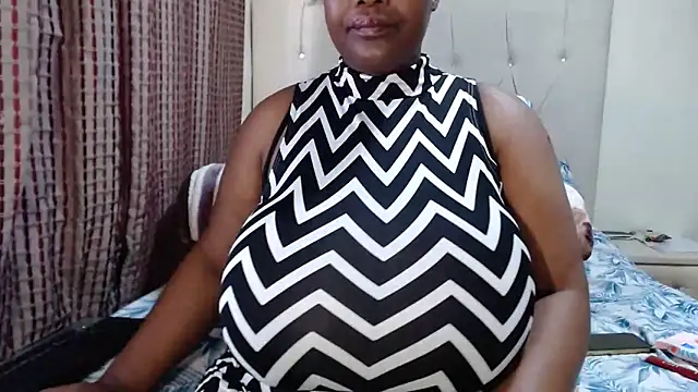 Snapshot of CHOCOLATEDARKBUSTYX chatting on 7, 10, 2025 CHOCOLATEDARKBUSTYX online show from 7, 10, 2025