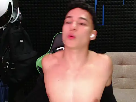 Snapshot of Curly_Angel24 chatting on 4, 10, 2025 Curly Angel24 online show from 4, 10, 2025