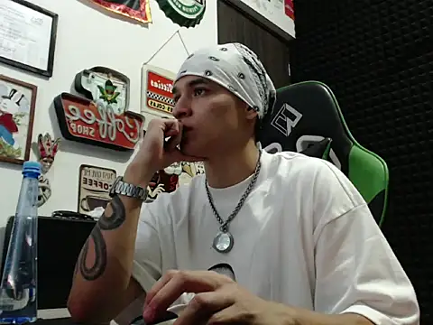 Snapshot of Curly_Angel24 chatting on 30, 11, 2025 Curly Angel24 online show from 30, 11, 2025