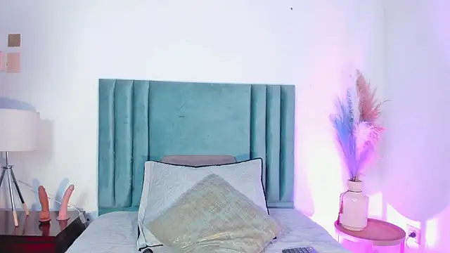 NoraDasilva online show from 28, 2, 2025