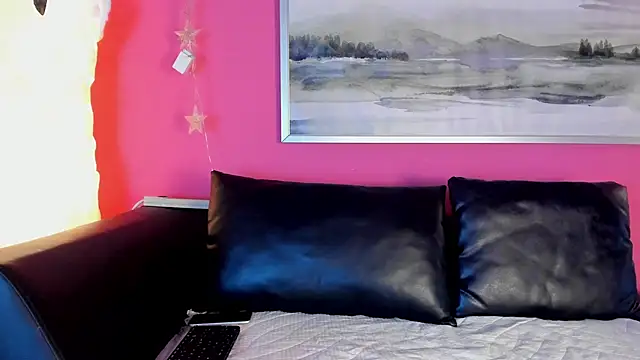 Tiffanysurez  online show from 5, 11, 2025