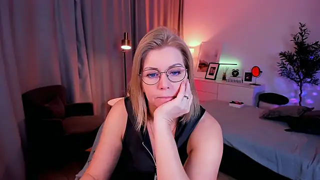 Snapshot of Annie_Light chatting on 17, 4, 2026 Annie Light online show from 17, 4, 2026