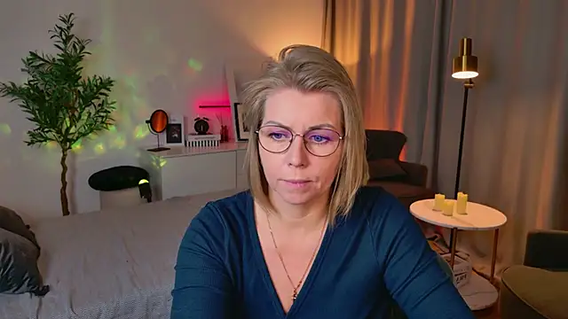 Snapshot of Annie_Light chatting on 27, 4, 2026 Annie Light online show from 27, 4, 2026