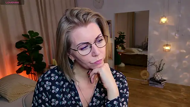 Snapshot of Annie_Light chatting on 7, 5, 2026 Annie Light online show from 7, 5, 2026