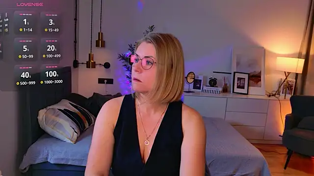 Snapshot of Annie_Light chatting on 12, 5, 2026 Annie Light online show from 12, 5, 2026