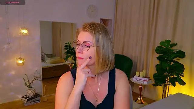 Snapshot of Annie_Light chatting on 18, 5, 2026 Annie Light online show from 18, 5, 2026