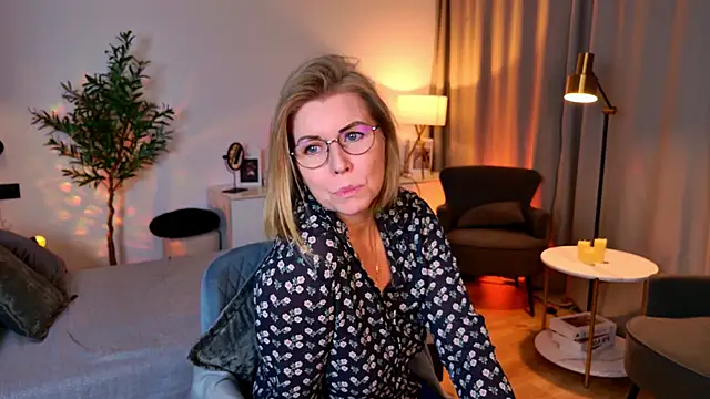 Snapshot of Annie_Light chatting on 19, 5, 2026 Annie Light online show from 19, 5, 2026