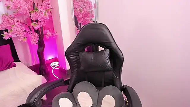 Snapshot of KAROLIVONNE chatting on 23, 4, 2026 KAROLIVONNE online show from 23, 4, 2026