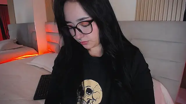 Snapshot of Miss_Loise chatting on 28, 4, 2026 Miss Loise online show from 28, 4, 2026