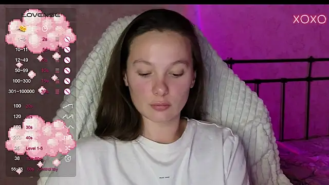 Snapshot of lil_luna_x chatting on 8, 12, 2024 lil luna x online show from 8, 12, 2024