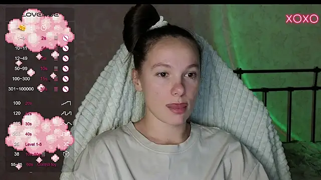 Snapshot of lil_luna_x chatting on 12, 12, 2024 lil luna x online show from 12, 12, 2024