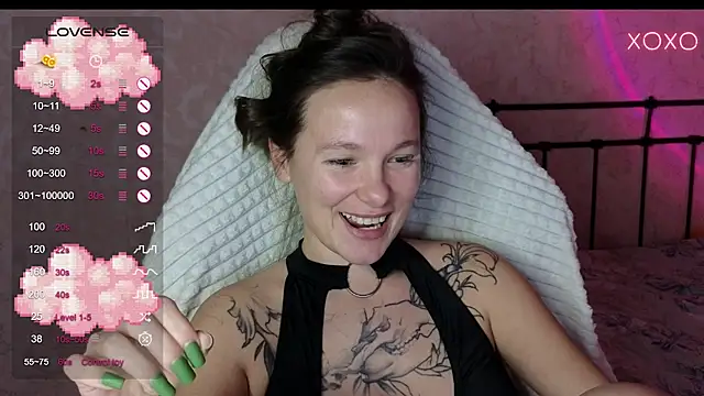 Snapshot of lil_luna_x chatting on 10, 1, 2025 lil luna x online show from 10, 1, 2025