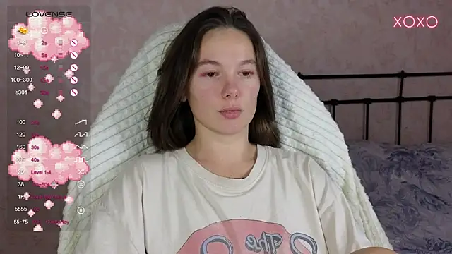 Snapshot of lil_luna_x chatting on 8, 10, 2025 lil luna x online show from 8, 10, 2025