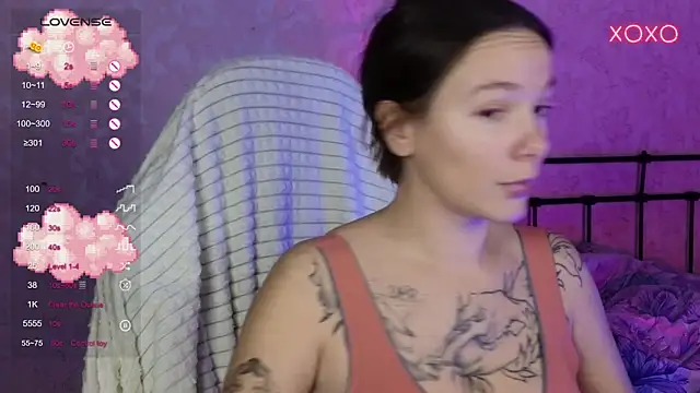 Snapshot of lil_luna_x chatting on 24, 10, 2025 lil luna x online show from 24, 10, 2025