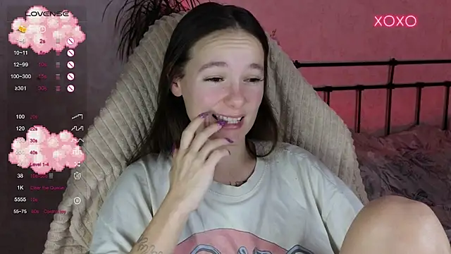 Snapshot of lil_luna_x chatting on 21, 11, 2025 lil luna x online show from 21, 11, 2025