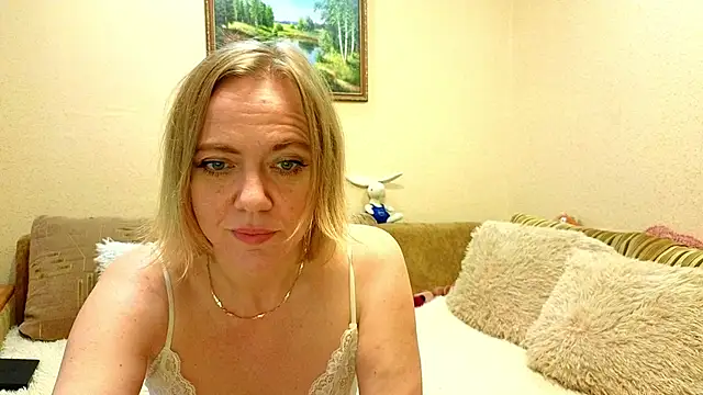 Snapshot of YourQueenX chatting on 9, 6, 2026 YourQueenX online show from 9, 6, 2026