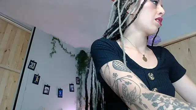 VickyJackson  online show from 4, 12, 2025