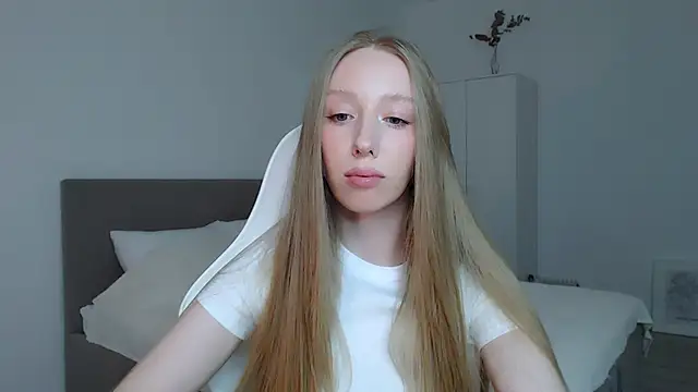 Snapshot of Luna_insniity chatting on 13, 12, 2025 Luna insniity online show from 13, 12, 2025