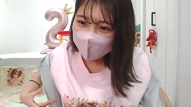 Snapshot of SUZU_ chatting on 6, 12, 2024 SUZU online show from 6, 12, 2024