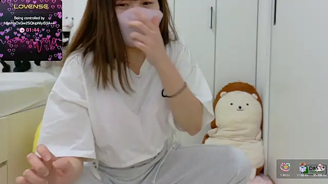 Snapshot of SUZU_ chatting on 24, 2, 2025 SUZU online show from 24, 2, 2025