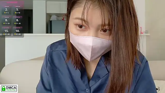 Snapshot of SUZU_ chatting on 13, 9, 2025 SUZU online show from 13, 9, 2025