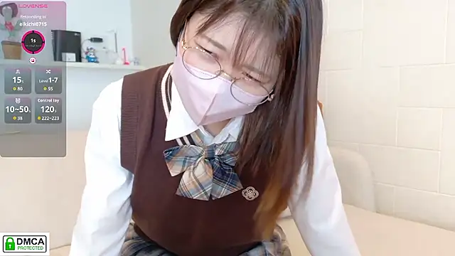 Snapshot of SUZU_ chatting on 8, 10, 2025 SUZU online show from 8, 10, 2025