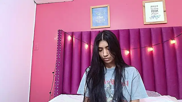 littlee emilyy  online show from 22, 1, 2025