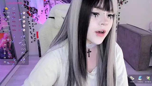 Snapshot of SelenaCute chatting on 4, 11, 2025 SelenaCute online show from 4, 11, 2025