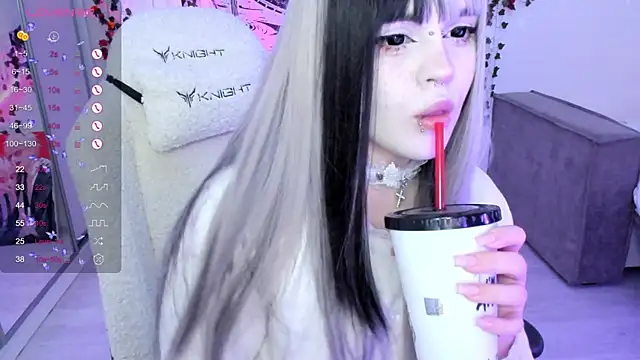 Snapshot of SelenaCute chatting on 14, 11, 2025 SelenaCute online show from 14, 11, 2025