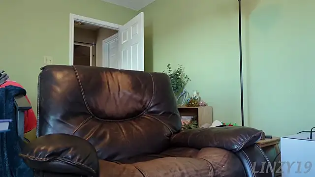 Snapshot of Linzy_19 chatting on 12, 1, 2025 Linzy 19 online show from 12, 1, 2025