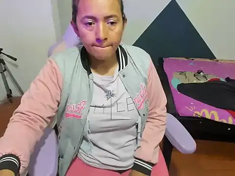 Snapshot of daleska_ayala_1 chatting on 28, 10, 2025 daleska ayala 1 online show from 28, 10, 2025