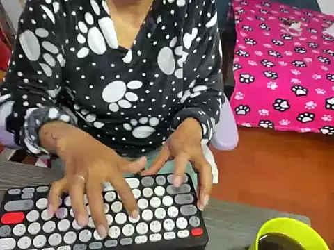 Snapshot of daleska_ayala_1 chatting on 14, 11, 2025 daleska ayala 1 online show from 14, 11, 2025