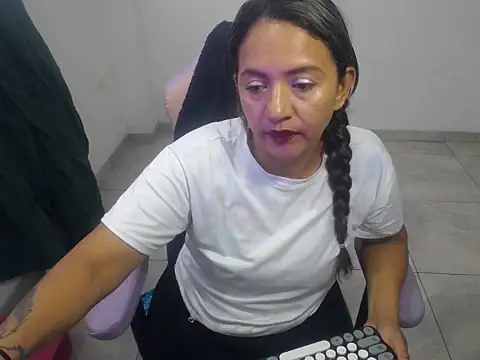 Snapshot of daleska_ayala_1 chatting on 28, 11, 2025 daleska ayala 1 online show from 28, 11, 2025