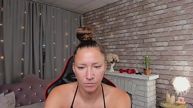 Snapshot of SarahCoksss chatting on 5, 7, 2026 SarahCoksss online show from 5, 7, 2026